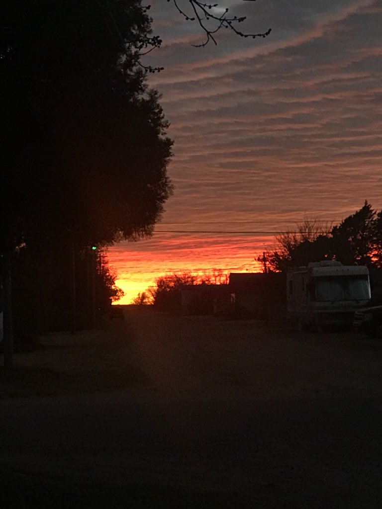 jt7903's tweet photo. @KAMRLocal4News Gorgeous picture of sunset from 501 S Cornell Ave, Fritch, Tx. Tonight 11-24-17 https://t.co/7lmtyzvvYi