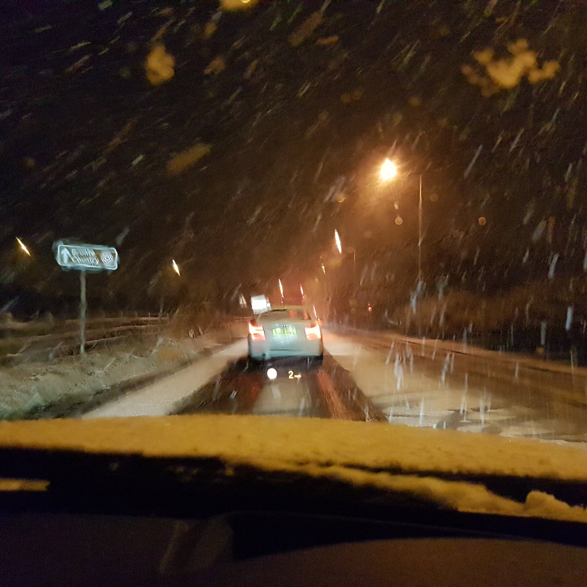 LozPearson's tweet photo. An interesting evening drive home an unwelcome return of winter #snow https://t.co/ikS7PBHibb