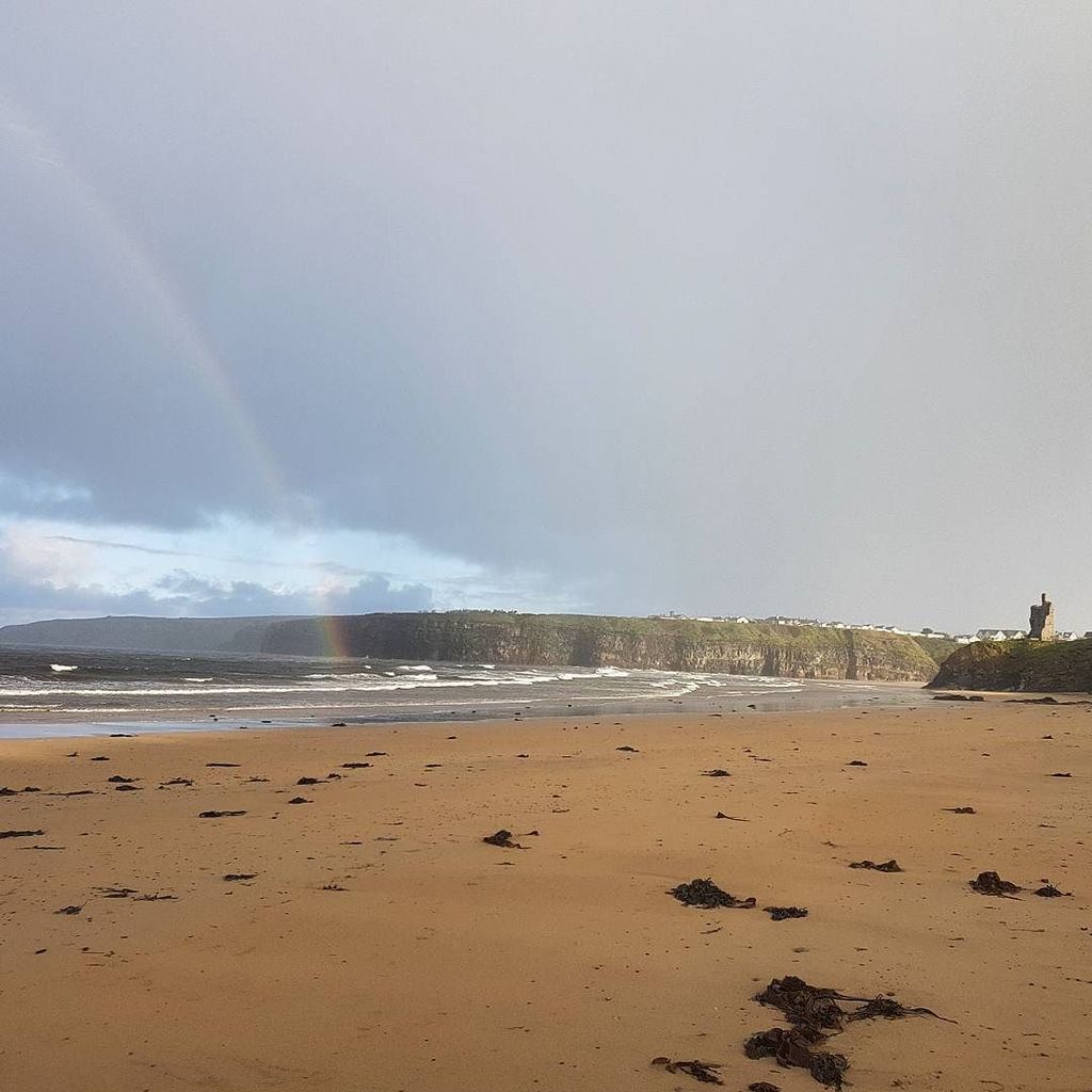 portobellowild's tweet photo. Rain, hail &amp; rainbows in Ballybunion https://t.co/TFkMU5X0wL https://t.co/Fl6Bxl0C9a