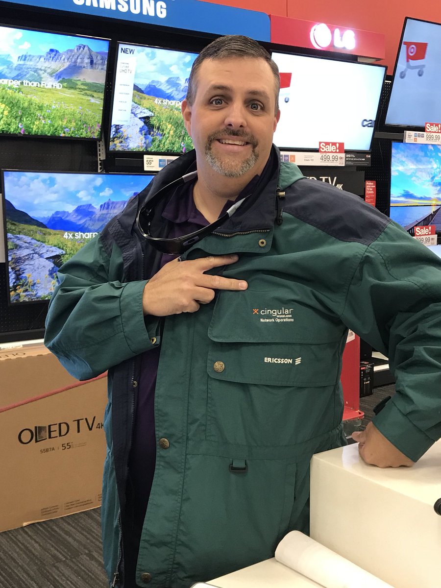 Love this pic. Customer upgrading Sprint device while wearing a “Cingular” jacket. Target is on fire. <a href="/todd_margavio/">todd margavio</a> <a href="/krisspragg/">Kris Spragg</a>