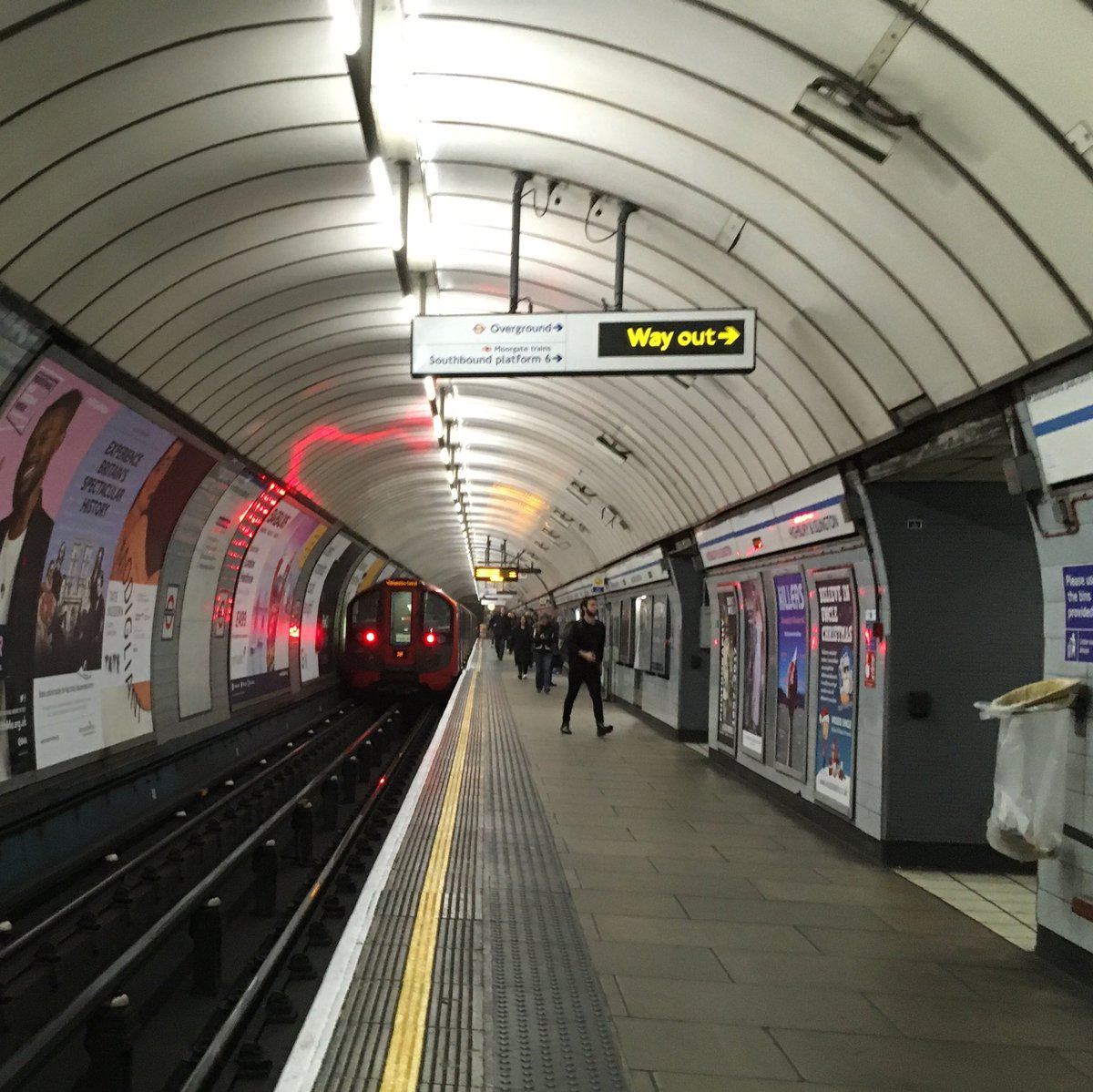 richardprice500's tweet image. Highbury and Islington. More Design Research Unit: Misha Black oversaw design of the @victorialine platforms.
#StructuredPerambulation 
#London