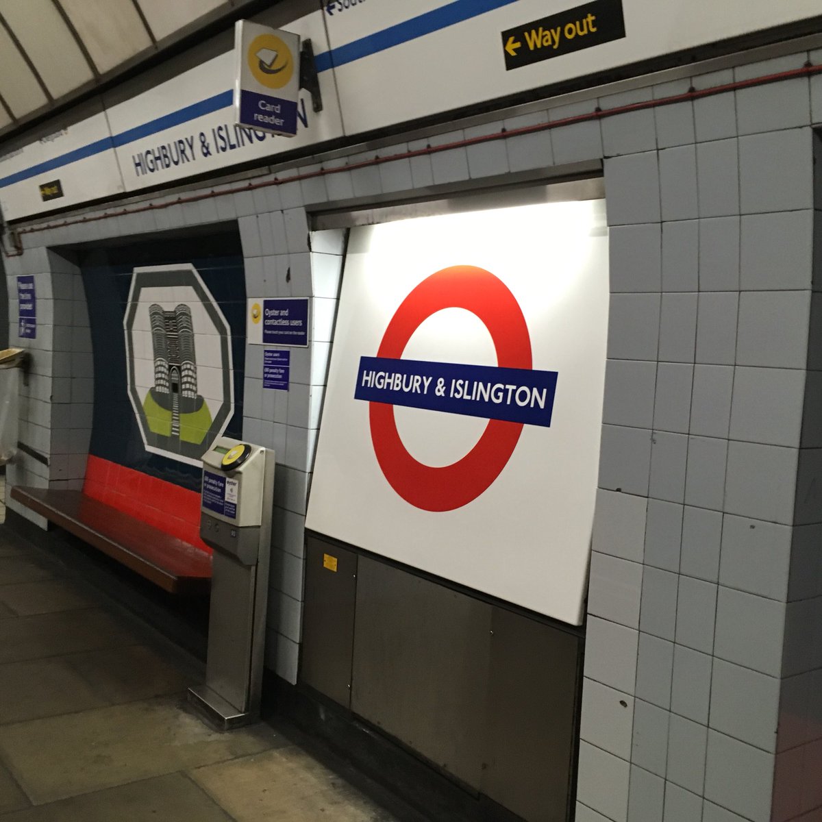 richardprice500's tweet image. Highbury and Islington. More Design Research Unit: Misha Black oversaw design of the @victorialine platforms.
#StructuredPerambulation 
#London