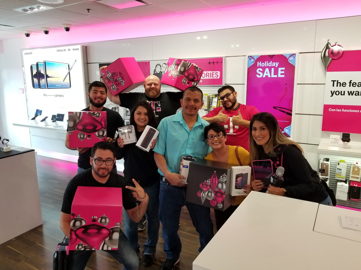 HeshamMuthana's tweet photo. Elizabeth coming through again for her customers solved their problems, made it personal and got them all their holiday shopping done all in one swoop. #customerfocus #fresnofocus @Travjustice12 @smccloskey30 @himitz1 @316Nathan https://t.co/rmekwVRcEa