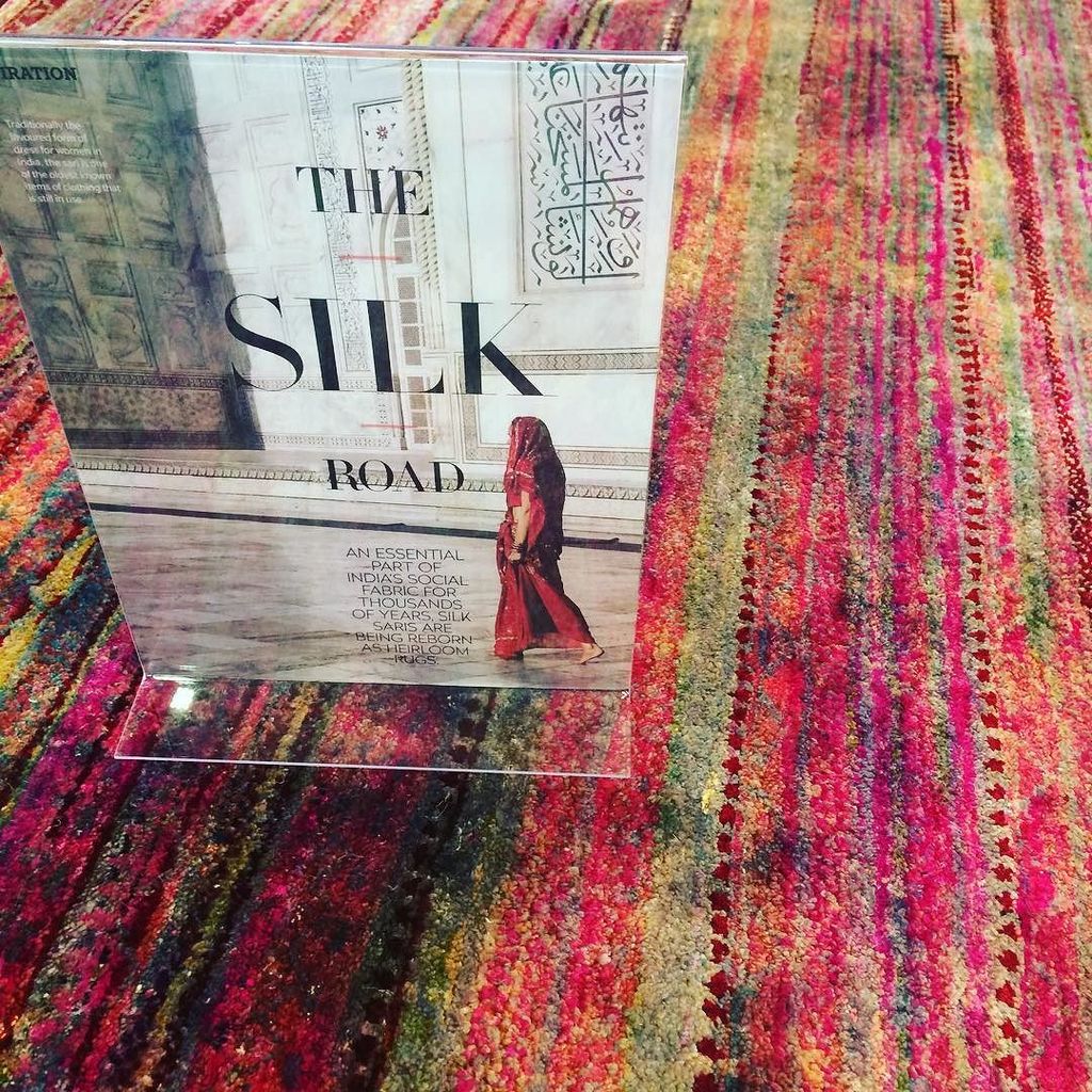 EIC_YVR's tweet photo. #saris repurposed into #gorgeous #silk #rugs #jaipur #recycledfashion #artisan #dying #rinsing #natural #vibrant #yarn #woven #loom #colour #yvr #vancouverbc #india #jaipurlove #design #designer #interiordesign #interiordesigner #ideas #fashion #contemporaryart https://t.co/WGA0D5px6l