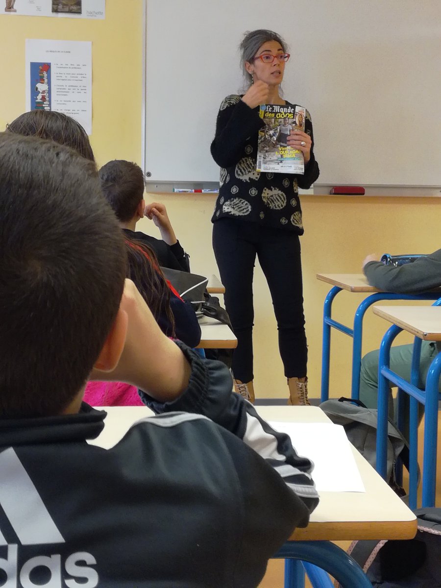 CDILM61's tweet photo. Les 5è ont échangé avec Solène Chardronnet-Setton, journaliste au magazine «Le Monde des ados» : D'où vient l'info? Comment choisit-on un titre? Comment aborder un sujet?...  Les apprentis journalistes sont prêts pour réaliser une Une antique.  #ARELIM  #EMI  #LCA  #MondeAdosMag https://t.co/DpttynQyW7