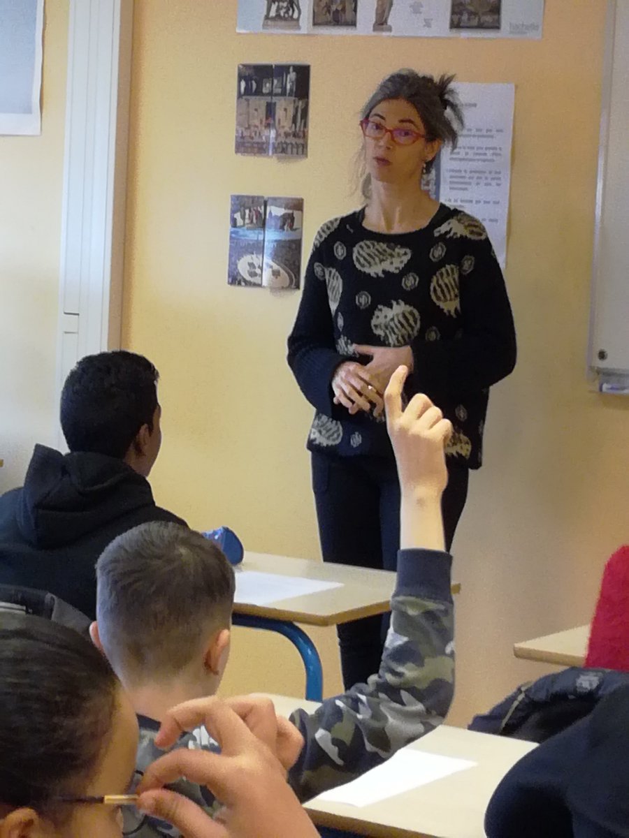 CDILM61's tweet photo. Les 5è ont échangé avec Solène Chardronnet-Setton, journaliste au magazine «Le Monde des ados» : D'où vient l'info? Comment choisit-on un titre? Comment aborder un sujet?...  Les apprentis journalistes sont prêts pour réaliser une Une antique.  #ARELIM  #EMI  #LCA  #MondeAdosMag https://t.co/DpttynQyW7