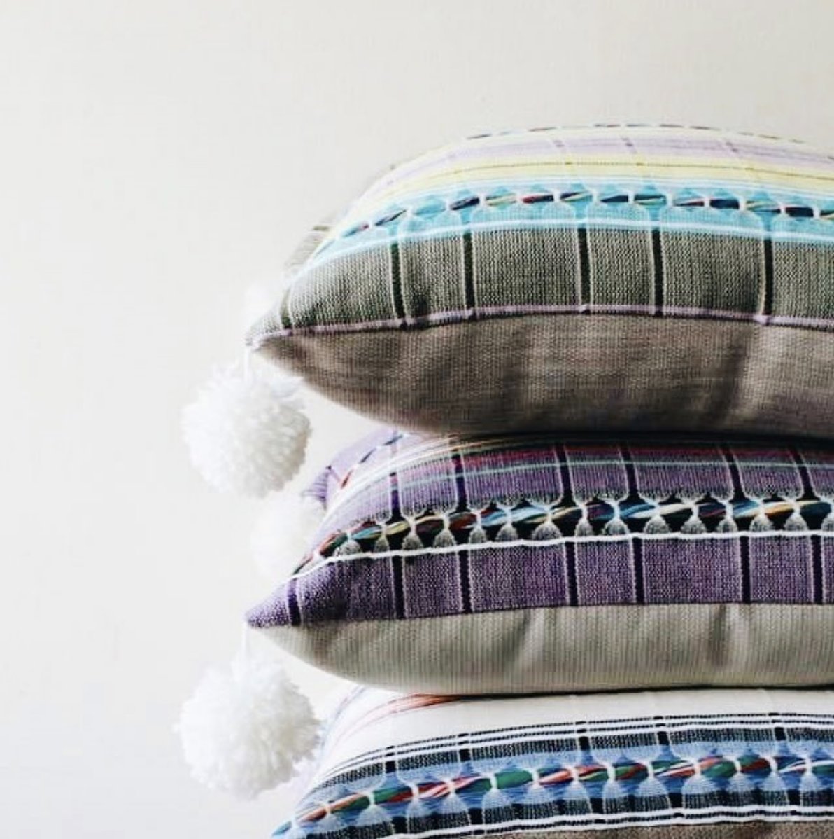 Find these one of a kind handmade Poncho Pillows at #PortlandHolidayMrkt from Alulas Home, who will also have macramé plant hangers! ✨
#toronto #shoplocal #handmade #ooak