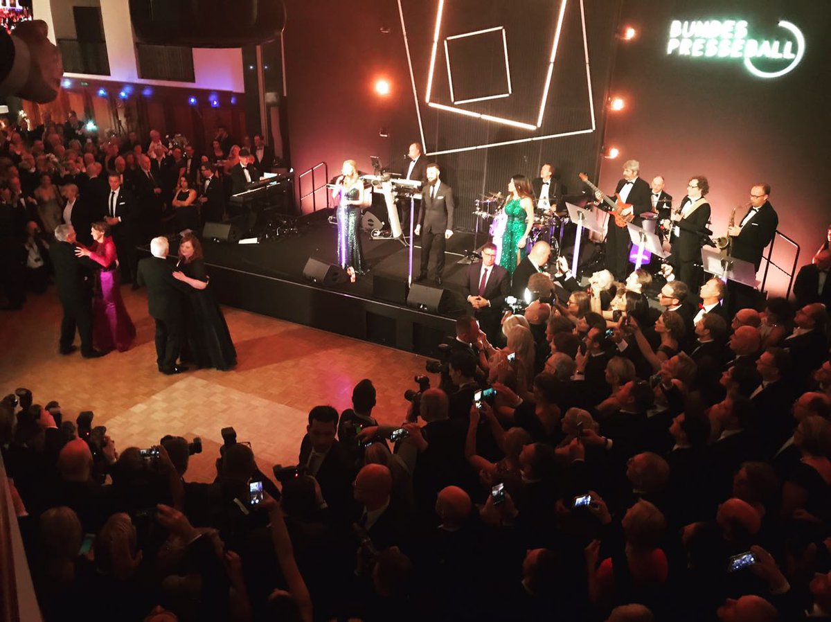 21.15 - Bundespräsident Frank-Walter Steinmeier eröffnet mit seiner Ehefrau Elke Büdenbender den 66. Bundespresseball in unserem großen Ballsaal. Für ihn ist es das erste Mal, für uns bereits das dritte Mal in Folge. Auf einen wundervollen Abend #bpb17 #Adlon