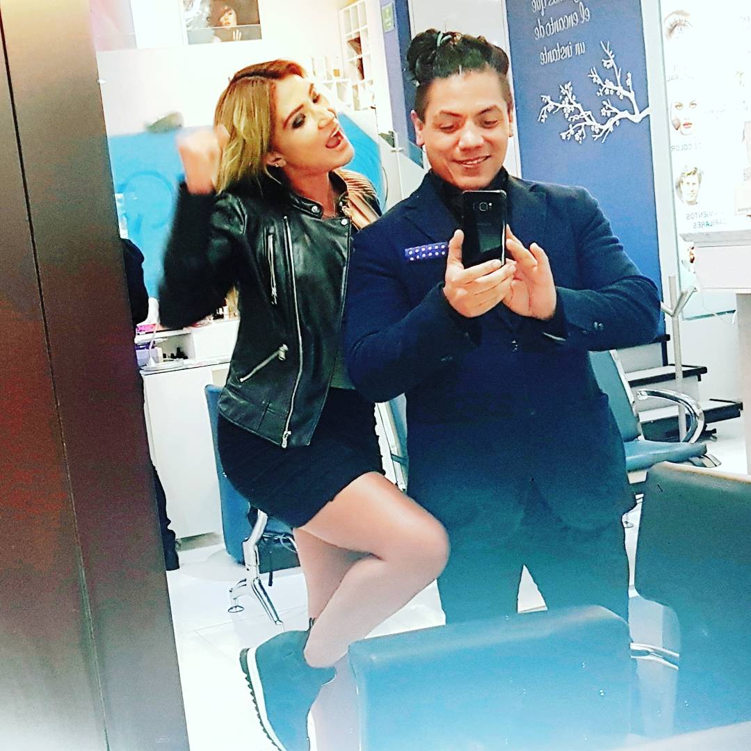 JUVENTUDGUERRE2's tweet photo. Anoche aproveche y tome unas casuales #JUICYPICS aqui cn babycanary @djsetsuko session in de fotos #Juicy #TrendyLuchador #Trendy #lifeandstyle #tan
#SonrisaDeGoleador #fashion #Fashionlover #class #Juicystyle #gucci #Boss #Pink
#JuicyApparel4ASuccessFullLIFE
#STAYJUICY !!! https://t.co/DEjhGTT9Fm