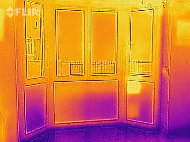 Mavero_pvc's tweet photo. Sustitución de mirador de aluminio por mirador de pvc blanco #DeceuninckPVC #zendow 70 mm con cristal planithem. Termografía con el antes y el después de la instalación. Se aprecia la ganancia de la antigua instalación a la nueva. #yopiensodeke #eficienciaenergetica https://t.co/2VUkgQ1HTr