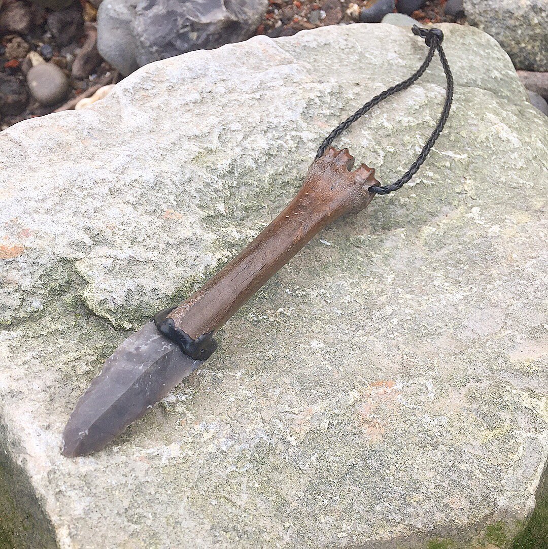 Rothersman's tweet photo. I took this flint knife blade I made from Thames flint down onto the Thames with me yesterday to try and find a piece of animal bone and set it into the bone handle using pine pitch and a piece of black leather cordage. #thamesflintknapper #thameslarker #thamesflint #rotherhithe https://t.co/JJxSWyhxGH