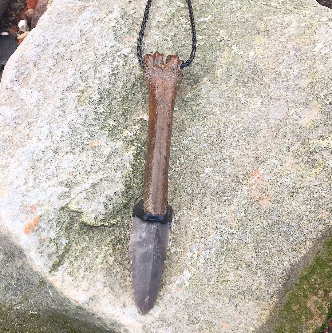 Rothersman's tweet photo. I took this flint knife blade I made from Thames flint down onto the Thames with me yesterday to try and find a piece of animal bone and set it into the bone handle using pine pitch and a piece of black leather cordage. #thamesflintknapper #thameslarker #thamesflint #rotherhithe https://t.co/JJxSWyhxGH