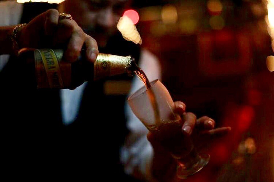 therealcasavega's tweet photo. A perfect pour! #negromodelo #cervesa #beer #chilledglass #casavega #drinks #Blackfriday #adventuretime #weekendvibes #cool #coolvibes #partytime #mixology #food #dinner #friends #bringfriends #bringfamily #blogger #thevalley #shermanoaks #venturablvd #worththetrip #losangeles https://t.co/BdQEepPCU1