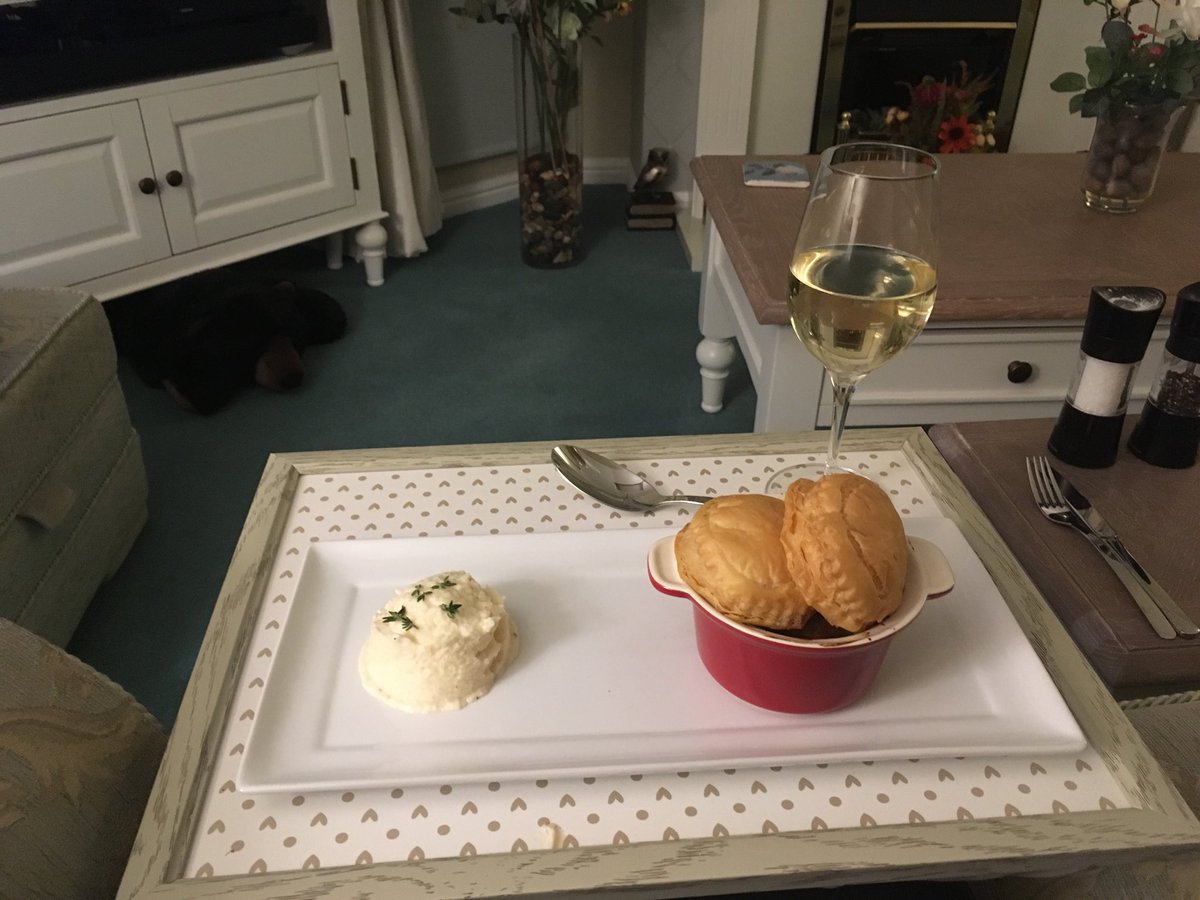 Friday night I’m front of the television with a John special dinner 🥘 Mmmm 👍😍   Xx