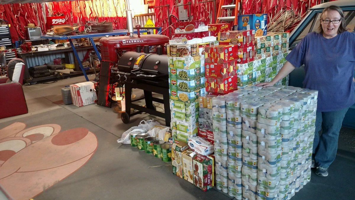 MayorWeiers's tweet photo. Best way to spend our Thanksgiving. πGetting more cans for the @HfHfoodbank food drive in partnership with the #Truestarparade and Hometown Christmas Parade Committee. On our way to π― thousand pounds. https://t.co/WMyLNApery