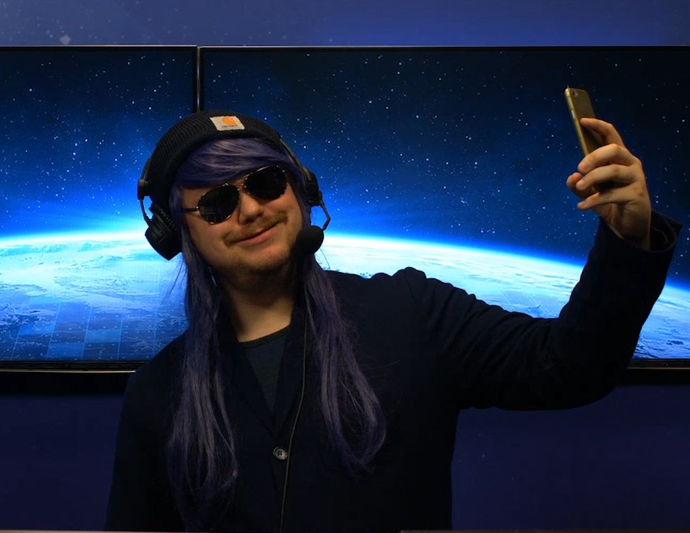 KalleKoschinsky's tweet photo. #LOLTOTAL kommt ausnahmsweise mal Samstag. Uwe hat zu viele Selfies vor meiner Kamera gemacht. Sorry. MORGEN 14 Uhr <3 https://t.co/xmEaFIMv7T