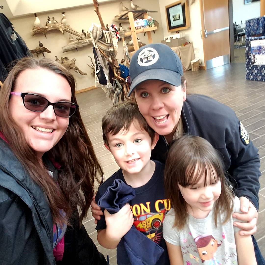 Luckylisa21's tweet photo. #FreshAirFridayCO @BarrLakeStPk #OptOutside #generationwildco #100thingstodo selfie with a ranger #rangermichelle #faveranger https://t.co/rAGSqJsvCh