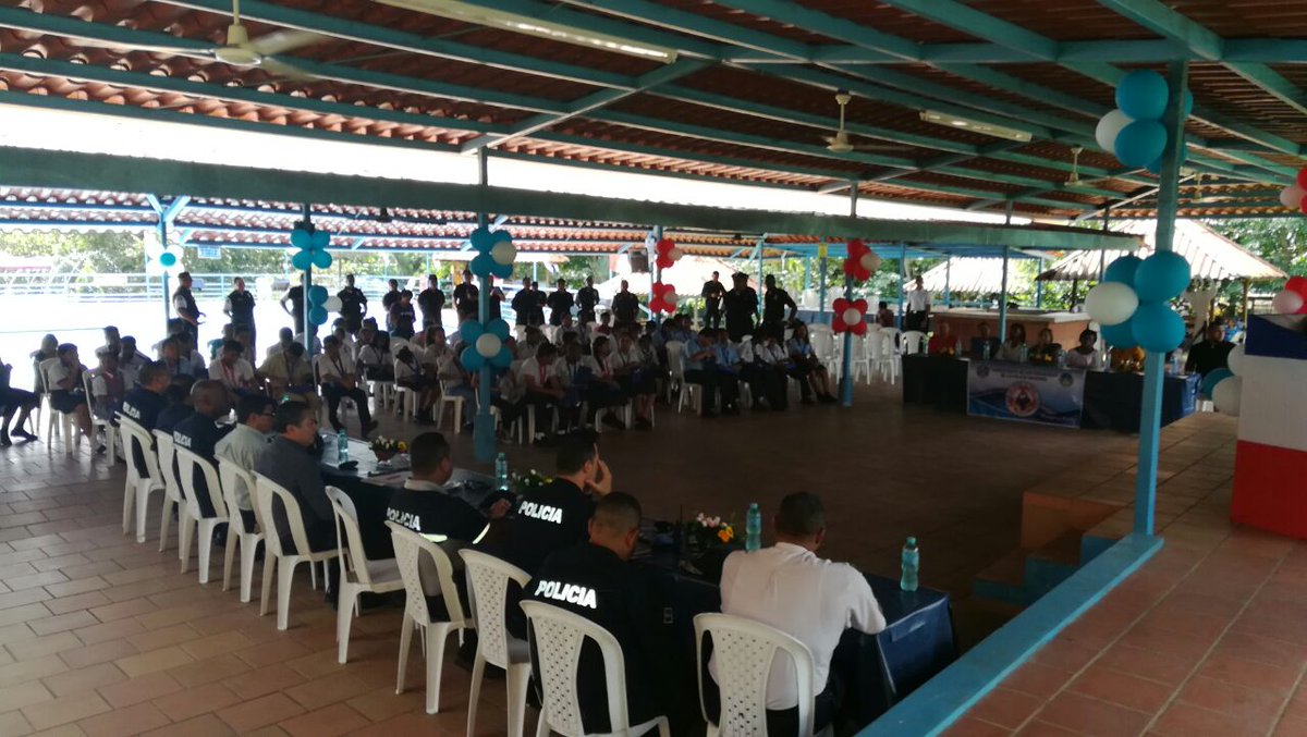 policiadepanama's tweet photo. Motivemos a nuestros jóvenes a las buenas prácticas. Premiamos a estudiantes sobresalientes de diferentes escuelas de San Miguelito que implementan nuestros programas preventivos DARE y GREAT. #Fucer https://t.co/pz2cC60G1s