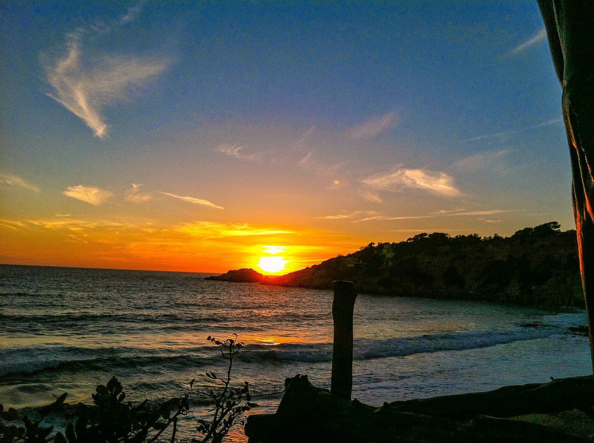 FlyingSmitty's tweet photo. No better place than the #Beach at #sunset. Where is your #HappyPlace? https://t.co/gYdAZRMQAp