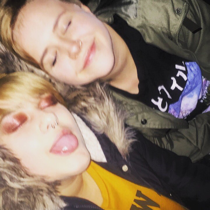 50ftqueeni3's tweet photo. This girl makes my world happier. @jinkxmattelzamo 💋♥️😍 #lgbtlove #loveher #hashtaggable https://t.co/VgDMCANAlZ