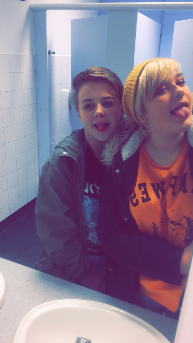 50ftqueeni3's tweet photo. This girl makes my world happier. @jinkxmattelzamo 💋♥️😍 #lgbtlove #loveher #hashtaggable https://t.co/VgDMCANAlZ