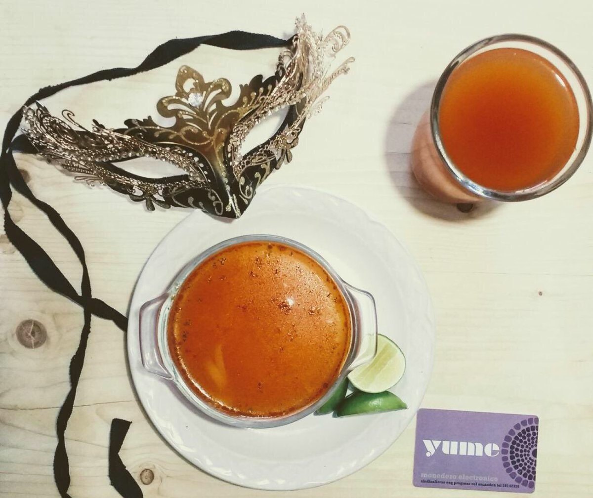 Ven al carnaval de sabor del #paquetedeldía
Sopa de papa con poro.
Agua de mamey con menta.
Guisado de tu elección