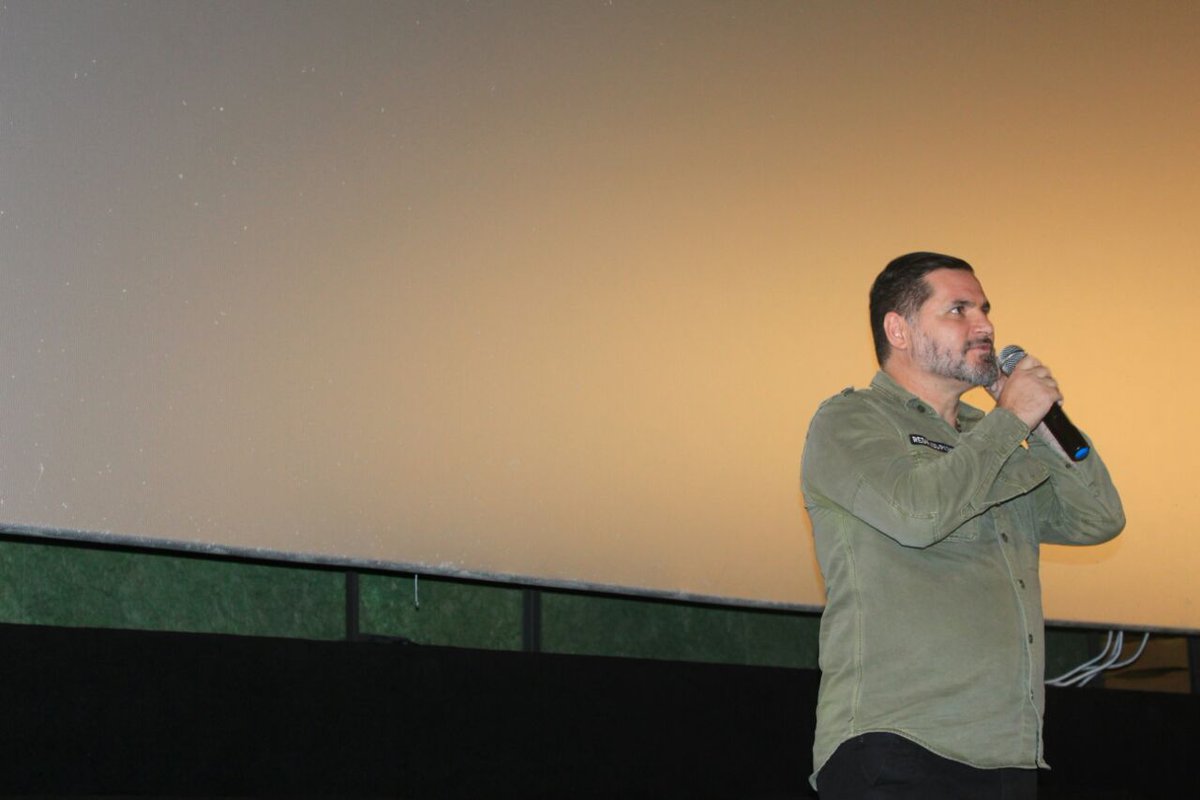 curtasantos's tweet photo. Gustavo Burlan, diretor de "Antes do Fim", prestigiou a exibição do seu filme no #15curtasantos na última quarta-feira. Foto: Cristiane Martins (DEFORPEC/Coord.: Adilson Felix) #cinema https://t.co/F9R8iCf8Hx