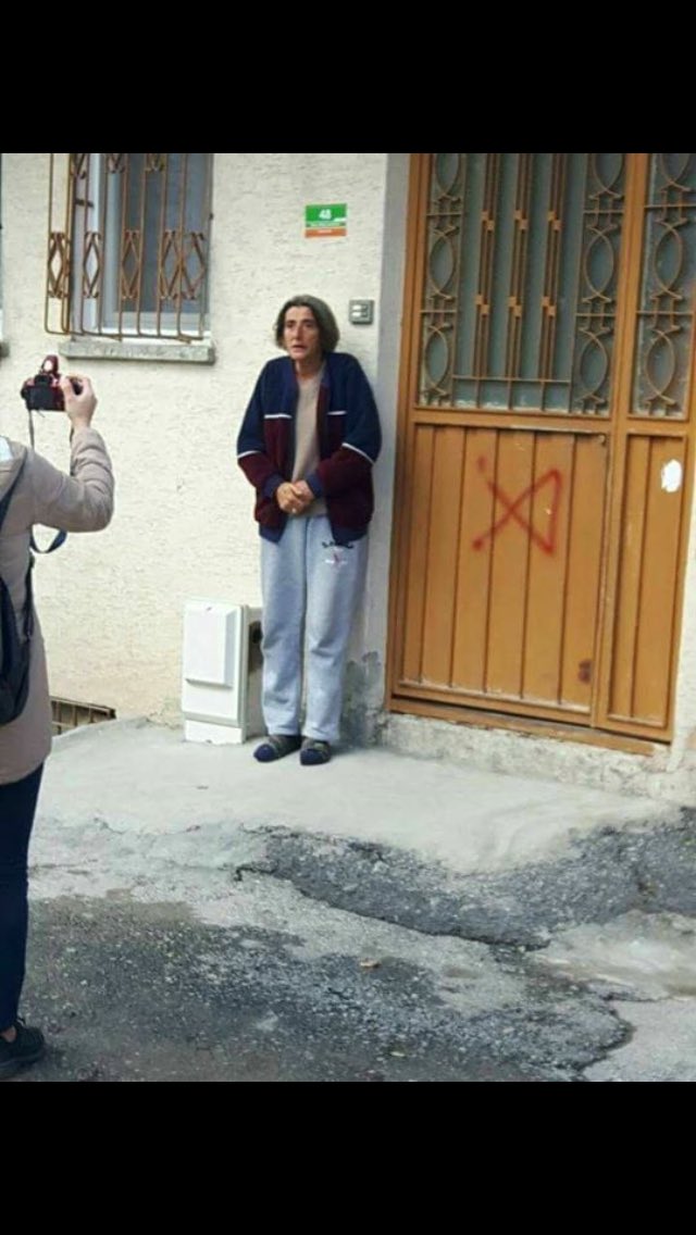 Sene 2017. Malatya'da Alevi olduğu için evi işaretlenen kadın.. Bu bakış, kılını kıpırdatmayanlara dert olsun.
