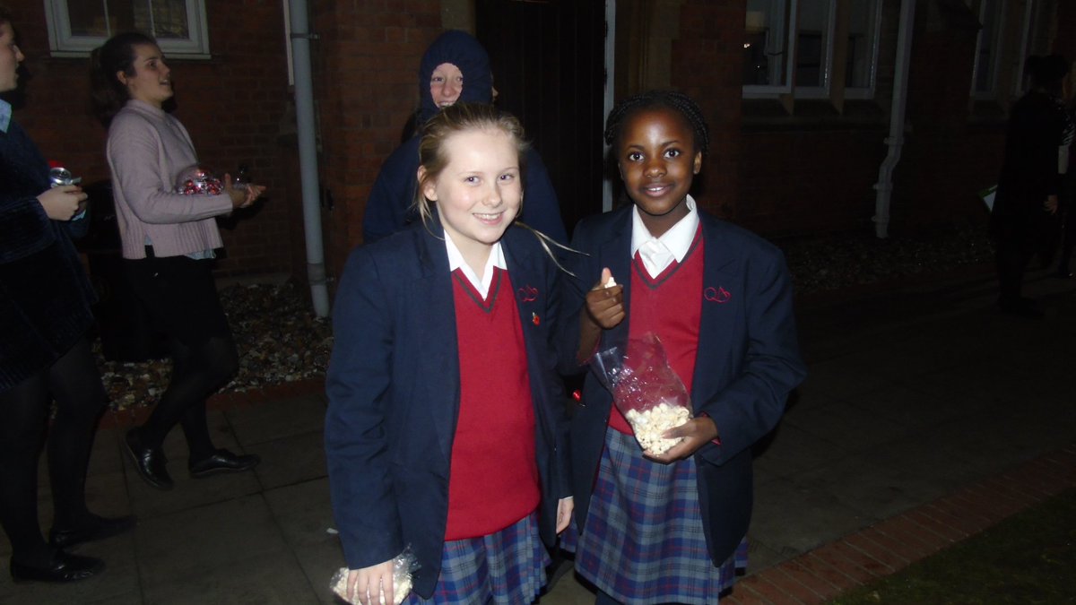MaddockQAS's tweet photo. Today's Christmas market was a big success, complete with glitter filled balloons, donut eating competitions, tonnes of fun and over £100 raised for charity! Well done girls! @QASCaversham #iloveboarding https://t.co/D2EKleOgmp