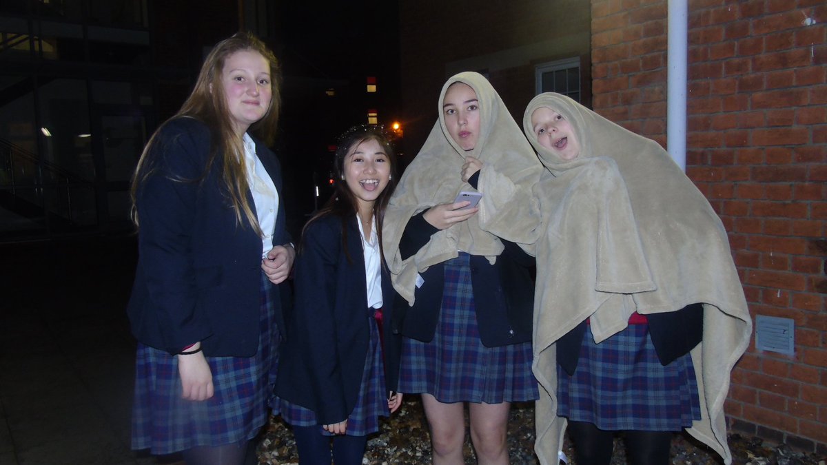 MaddockQAS's tweet photo. Today's Christmas market was a big success, complete with glitter filled balloons, donut eating competitions, tonnes of fun and over £100 raised for charity! Well done girls! @QASCaversham #iloveboarding https://t.co/D2EKleOgmp