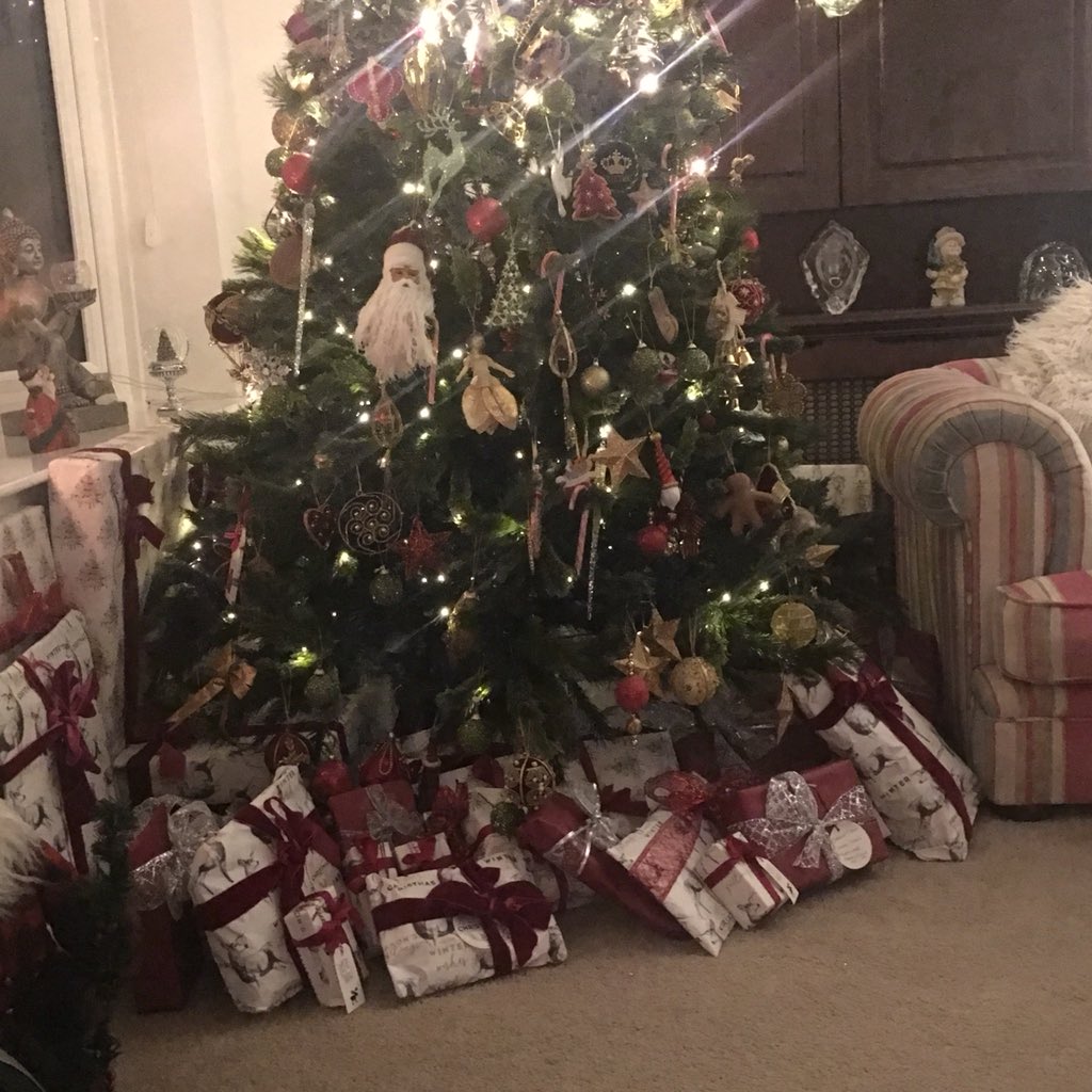JaniceH64514193's tweet photo. @SianHammer #treeoff continues with gifts under the tree! π https://t.co/8mTipSmRVu
