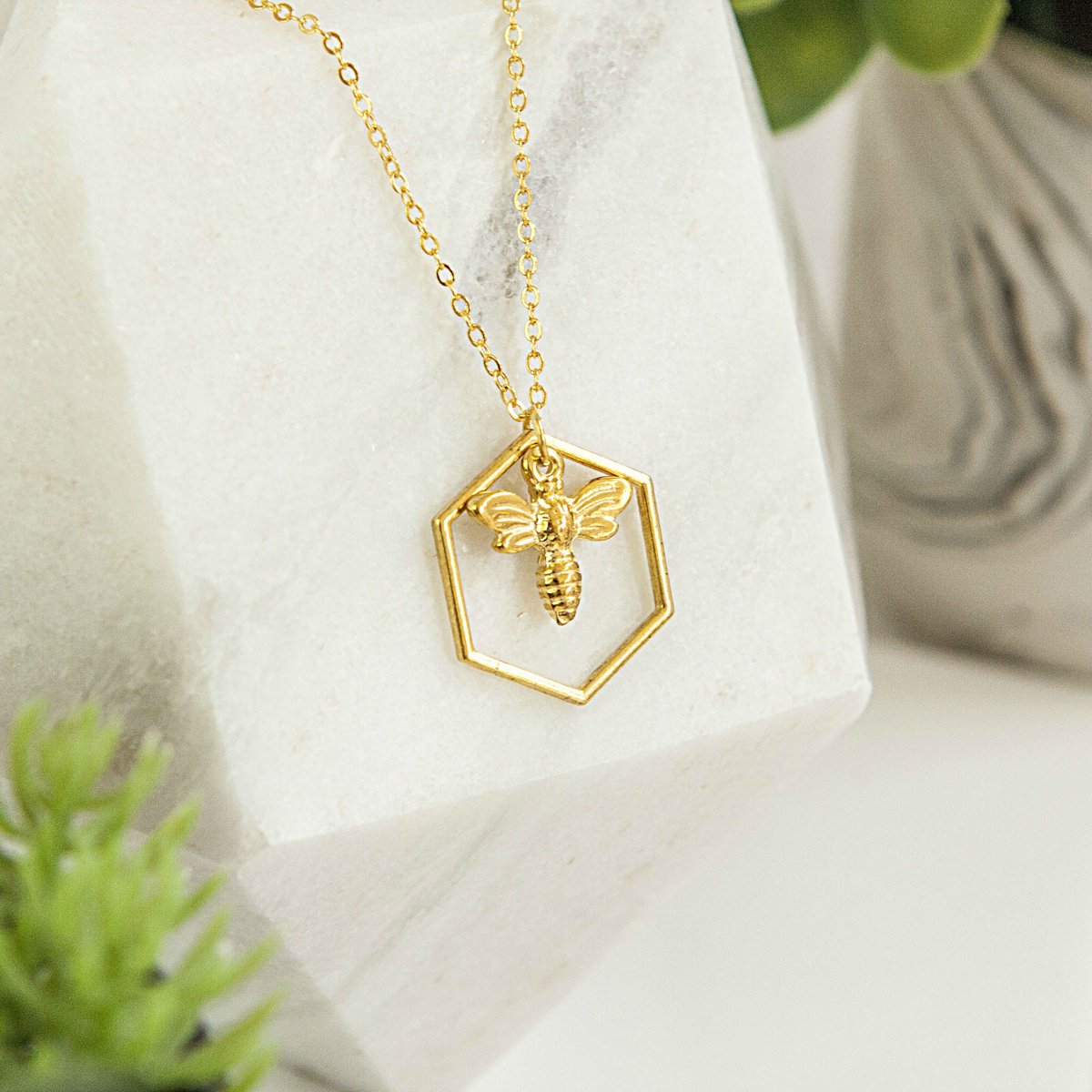 Black_Rabbit_UK's tweet photo. How cute and quirky is this #handmade #bee necklace?
#northwesthour #uklatehour #shoppershour #crafthourrt #fridayfeeling #beeconservation #friends #bffs #gifts #boho #bohostyle #styleblogger #nature #Christmas #giftguide #giftinspo #honey #honeybees #love
https://t.co/tQa0z5CpI8 https://t.co/wG60fCMZuJ
