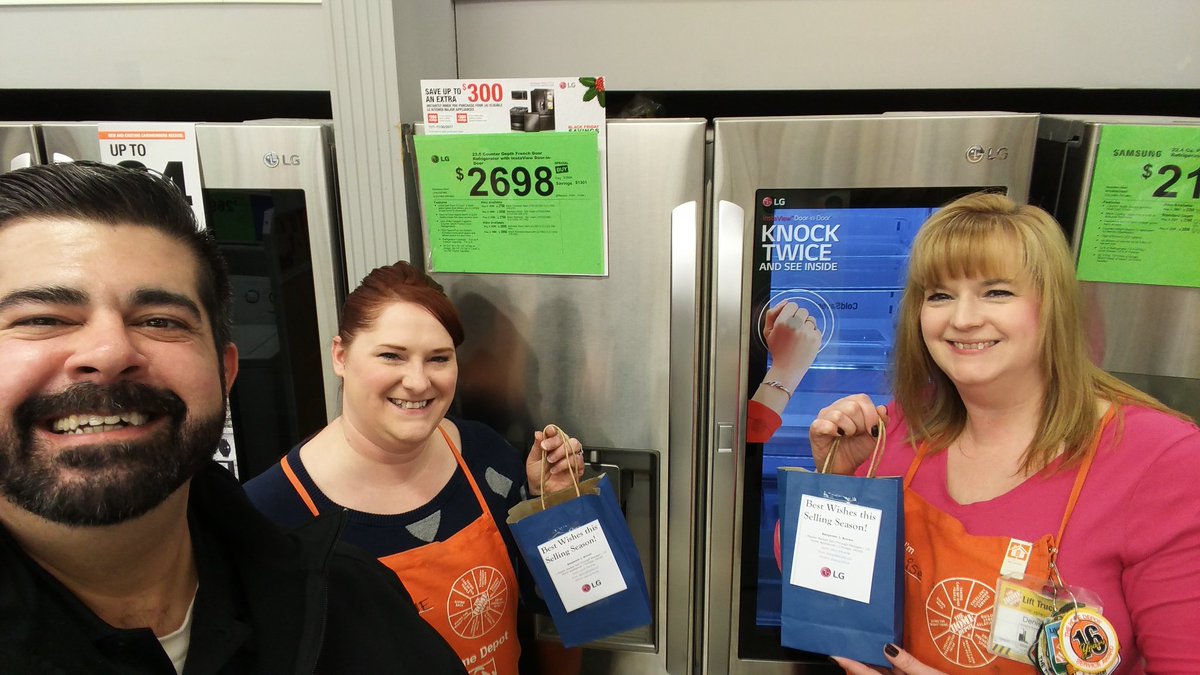 LGHA_VRservices's tweet photo. Surviving Black Friday Together @HomeDepot1975 ! #LGUS #LGCheer #BlackFriday https://t.co/WzwmkD7fix