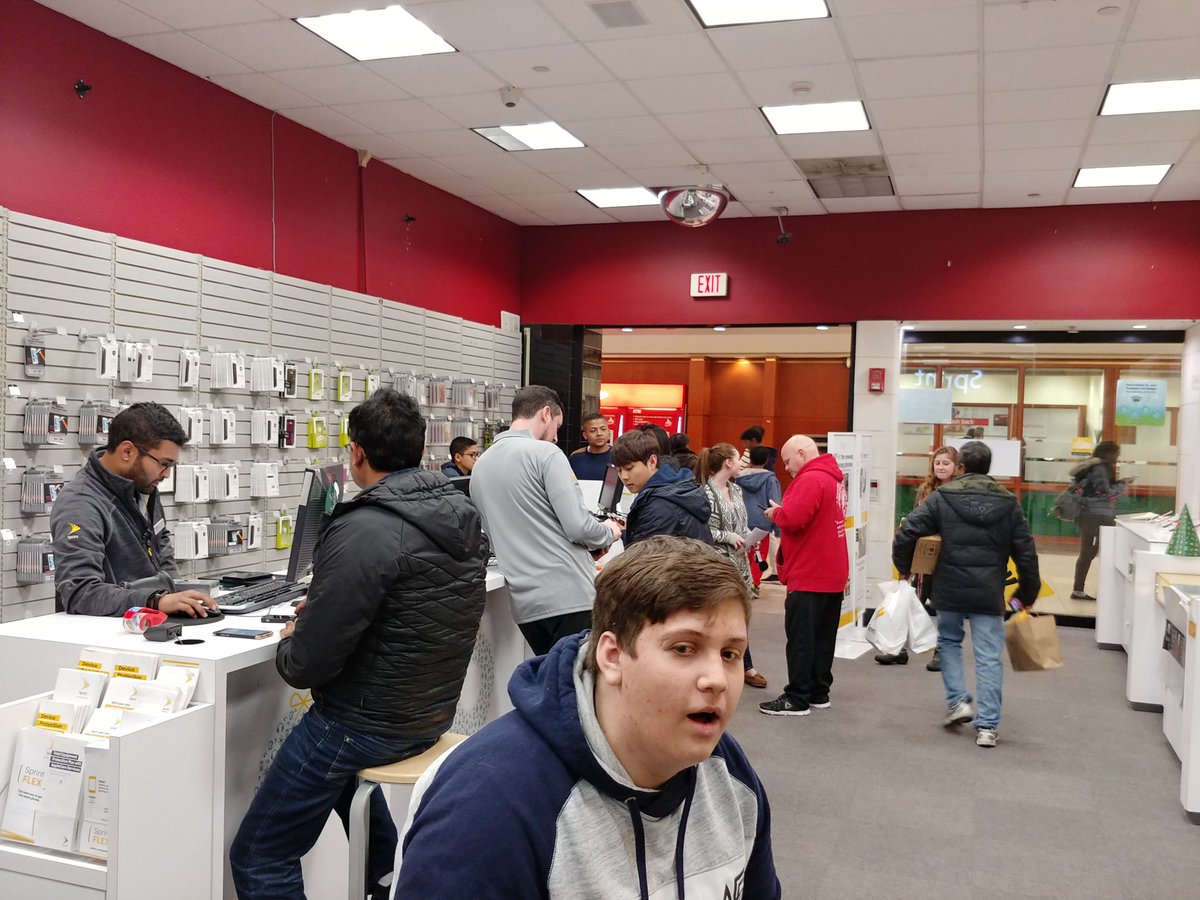 NguyenVPhuc's tweet photo. @dreamteamsprint in Burlington MA is picking up new lines!!! @iMobileUSA @Sprint4NE @MorencyCraig @SPG_TSoders @iMobile08360 https://t.co/nS2SH3EVPE