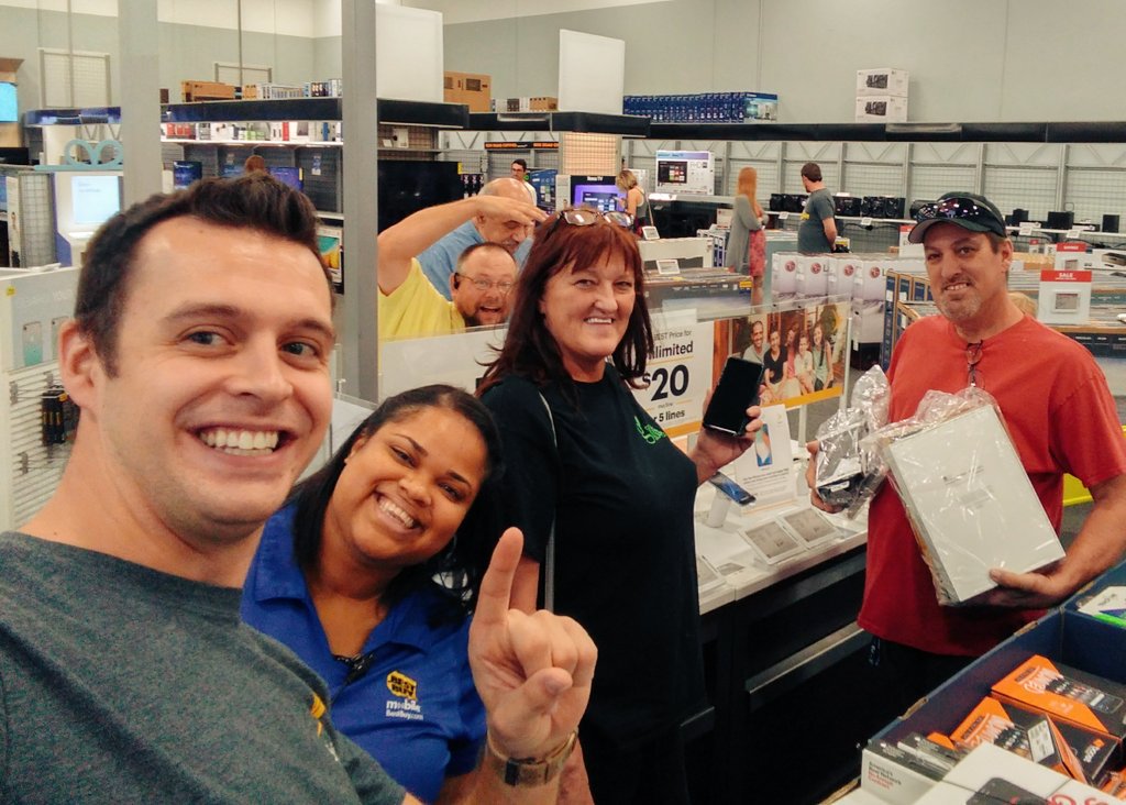 Kyle_Tea's tweet photo. Day 2 of the fun here at Bestbuy 249!
No 🦃-induced coma can overpower these deals💪!!
10 year Customer adding a line and an iPad!
#SprintWinsHolidays #YearOfTheBase
@4GKennyG @GregPost11 https://t.co/QVlY8eKbWB