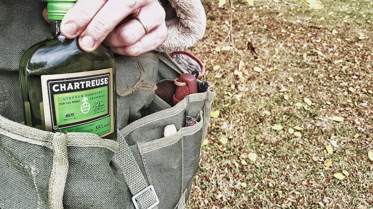 NicoChartreuseN's tweet photo. Aujourd'hui c'est Green Friday 🌲🥃😂 #chartreuseverte #BlackFriday #GreenFriday #nature #aventure #bushcraft https://t.co/dMAV236D3f