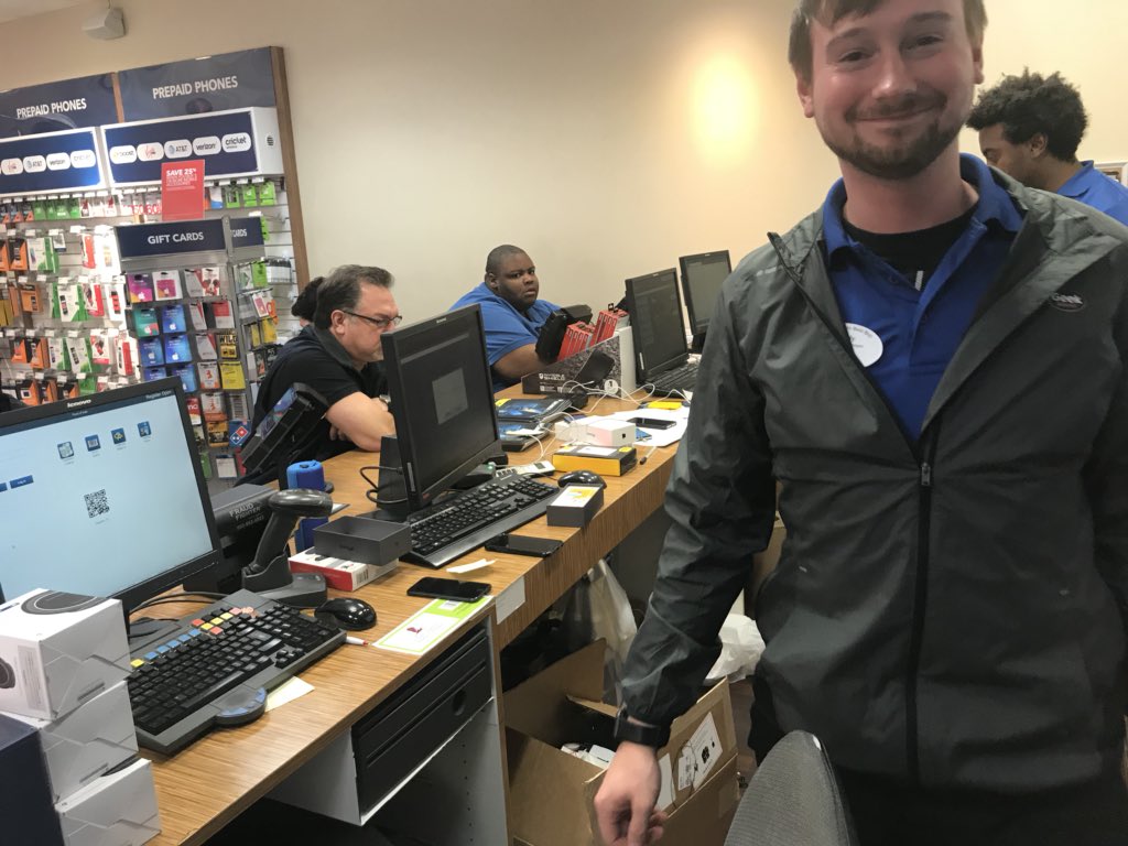 dgtewest's tweet photo. Cody is all smiles helping Sprint customers upgrade! #yearofthebase #SprintWinsHoliday @erinkorski @martyachi https://t.co/sq0Xve2wSV
