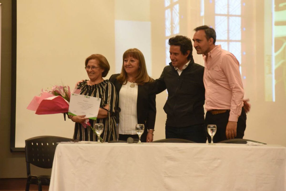 gzinny's tweet photo. En la celebración por los 30 años del Centro de Formación en Administración Pública CFAP, junto a su Directora Inés Atilli. Desde 1987 cumple el rol fundamental de capacitar a empleados de #Educación en toda la provincia. ¡Felicitaciones por la gran labor que realizan! https://t.co/OvnTnqswBM