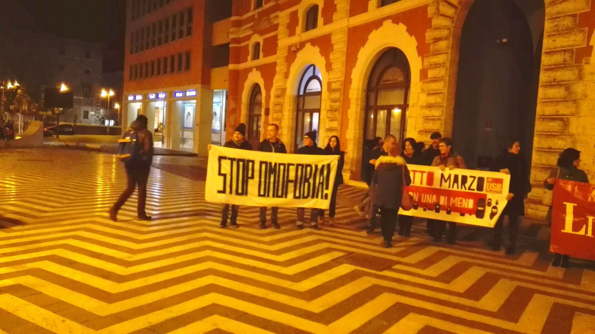 LibereTutte's tweet photo. #verso25nov, passeggiata notturna femminista, le strade sicure le fanno le donne che le attraversano @TerniDonne @NudmPg https://t.co/VQ3pOGCkWV