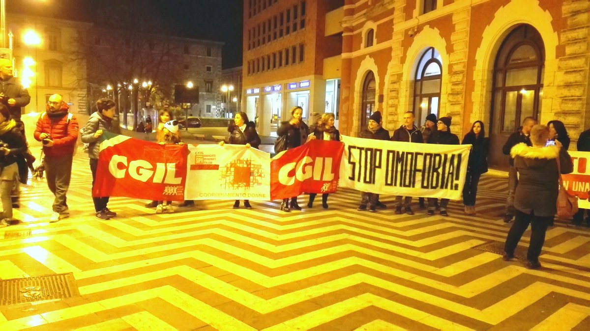 LibereTutte's tweet photo. #verso25nov, passeggiata notturna femminista, le strade sicure le fanno le donne che le attraversano @TerniDonne @NudmPg https://t.co/VQ3pOGCkWV