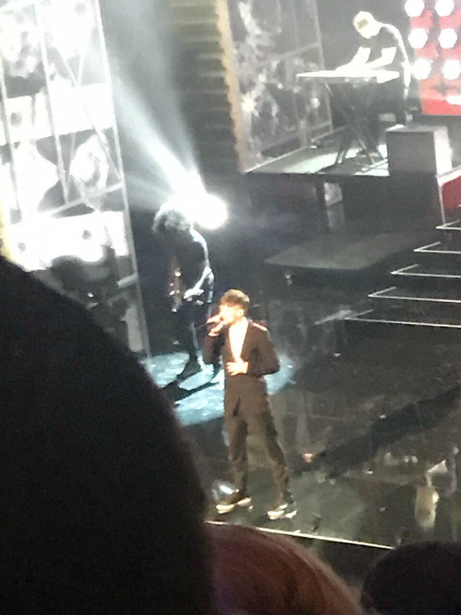 s_yaaasmin's tweet photo. Louis: *wears suit*
World:
#MissYouIsComing https://t.co/AwRXPNBcWe