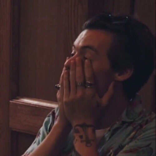 s_yaaasmin's tweet photo. Louis: *wears suit*
World:
#MissYouIsComing https://t.co/AwRXPNBcWe