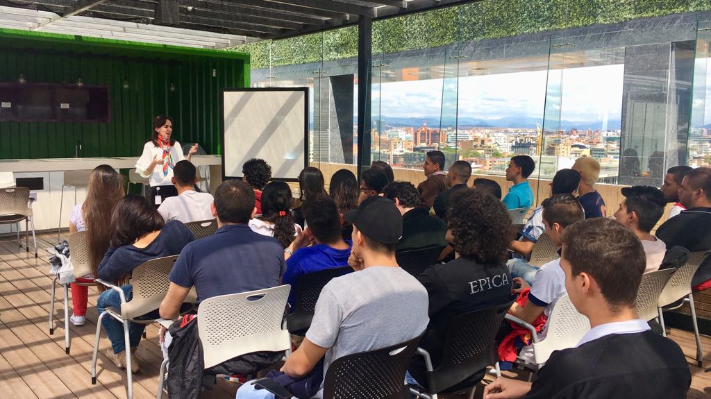 SENAComunica's tweet photo. Equipo ganador de #SENASoft2017 y ganador de medalla de excelencia en diseño web de #WorldSkills (@EstivenLucas) participaron en una visita empresarial a @MSFTColombia. https://t.co/ehCLQ6kVd1