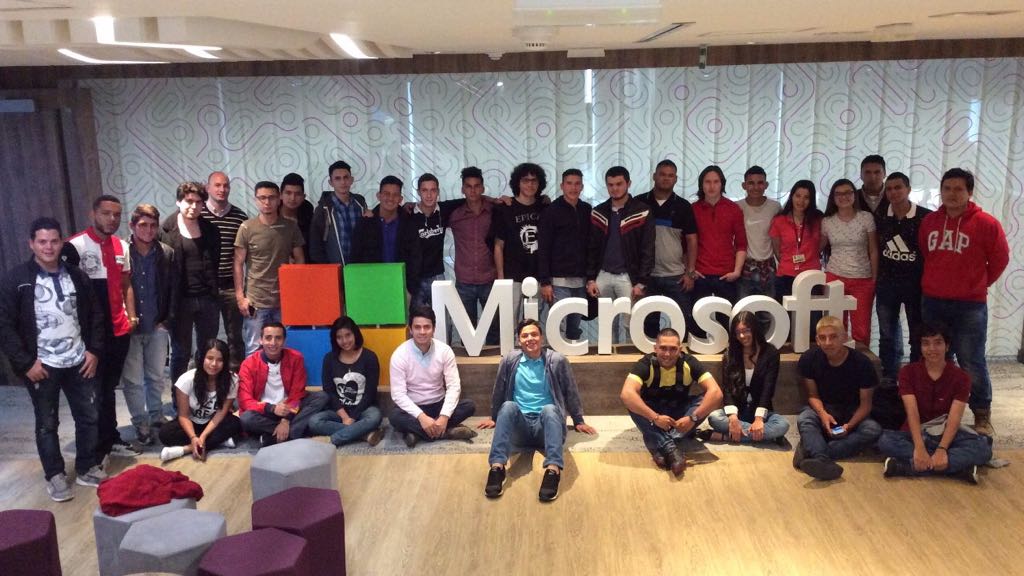 SENAComunica's tweet photo. Equipo ganador de #SENASoft2017 y ganador de medalla de excelencia en diseño web de #WorldSkills (@EstivenLucas) participaron en una visita empresarial a @MSFTColombia. https://t.co/ehCLQ6kVd1