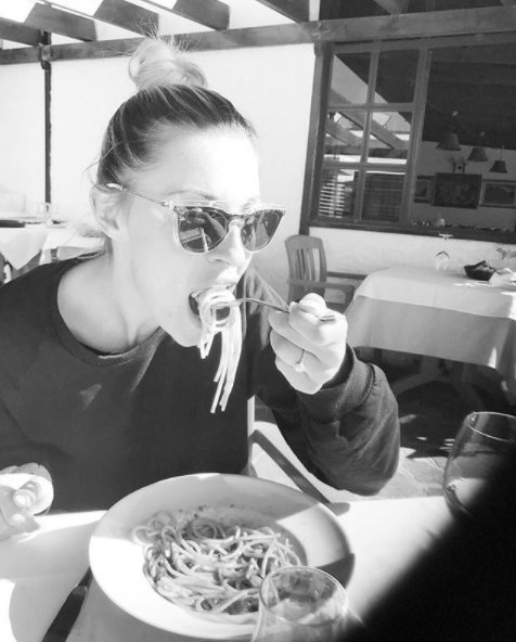 Sveva_Alviti's tweet photo. INSTAGRAM - "🇸 🇵 🇦 🇬 🇭 🇪 🇹 🇹 🇮 😋🍝
Avec mon amour #MaryRiot ❤️ #Pasta #Rome #Sunday #Love #Pacefull #Beach #SunnyDay #BlackAndWhite #Happiness #Spaghetti" https://t.co/Mr75k60KSM