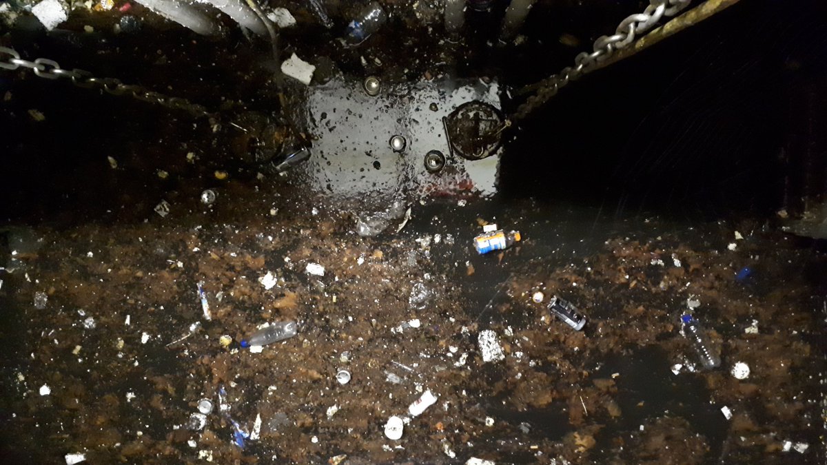 Klaar voor onder water: baggeren Spinozatunnel op de vrijdagavond en nacht met Riooldienst en <a href="/A3vanOosten/">A3 van Oosten 010</a> . Ook Magis010 is druk aan het schoonmaken.