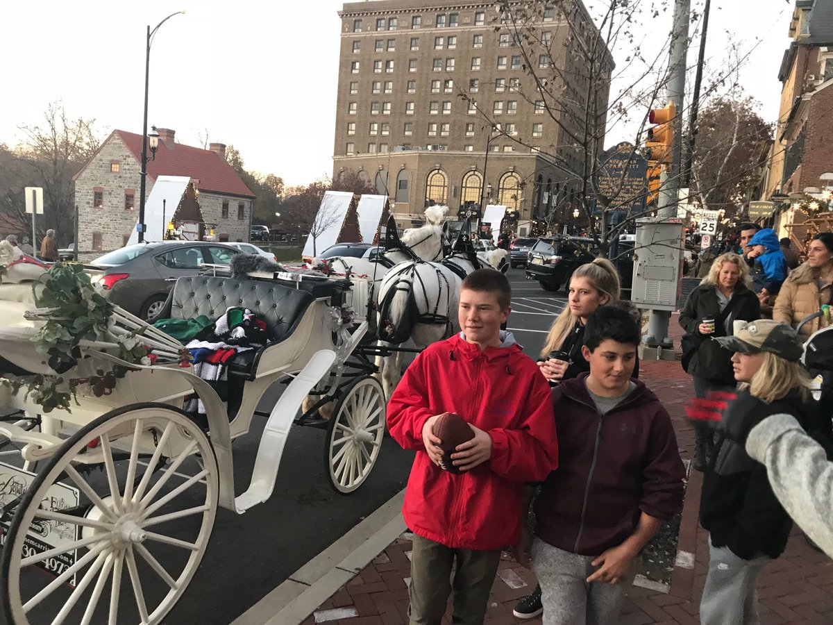Main Street is alive! Tree lighting ceremony coming up !!