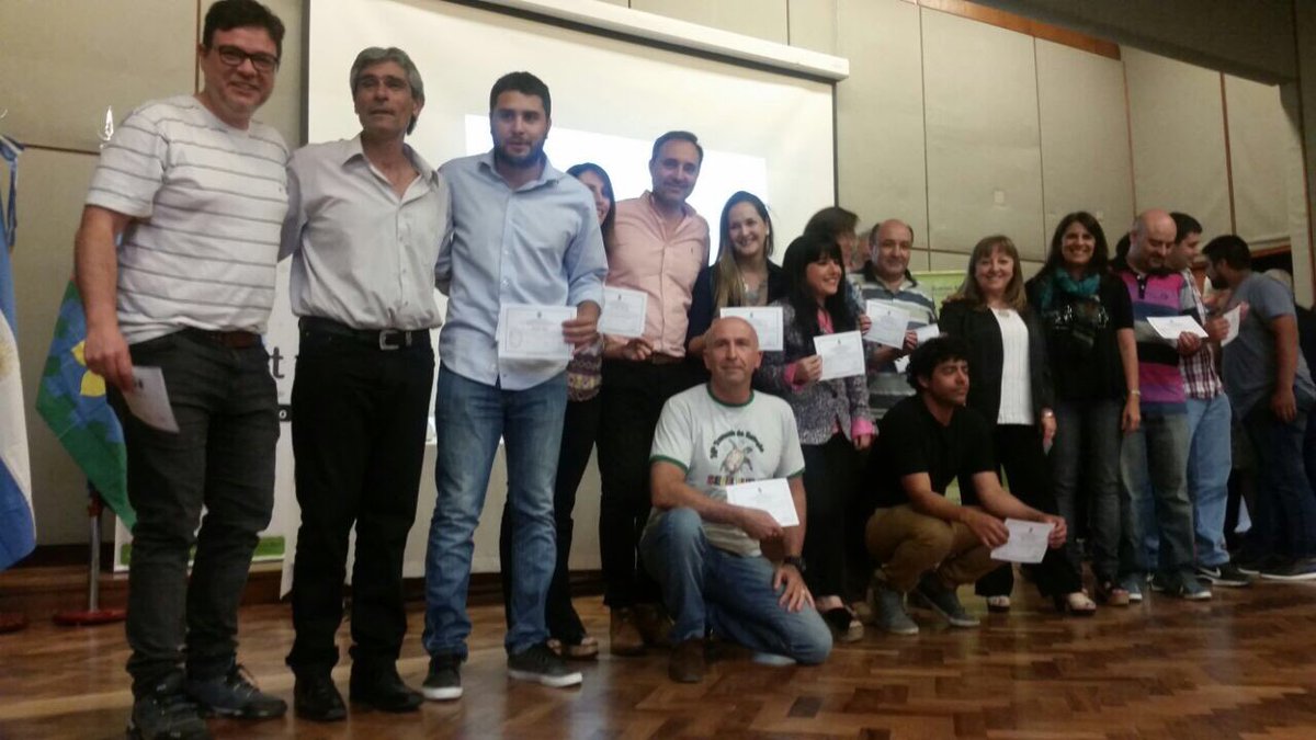gfalvarez's tweet photo. Con @gzinny en el festejó de los  #30Años del CFAP. Más de 40 mil trabajadores capacitados en los 135 distritos. https://t.co/8vWuX1ybsN