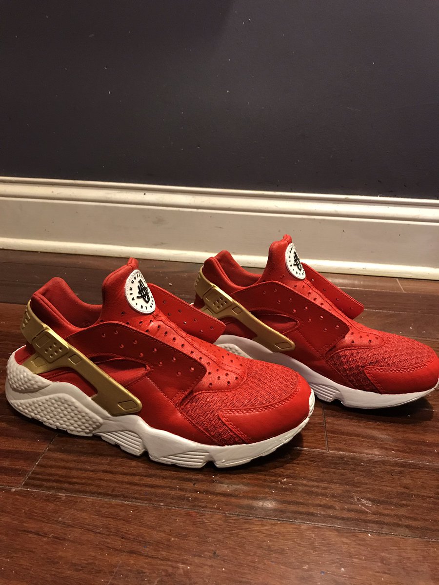 Go_Craz_'s tweet photo. Just too nasty with it everything I touch #GoCRAZ these #Huaraches are some insane #customs #CheckMeOUT available for purchase on website soon https://t.co/MjckQ5z1IO