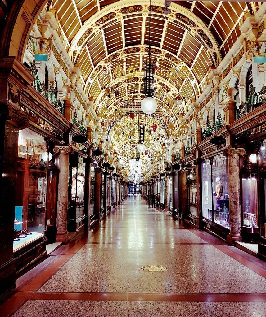 BackIBLeeds's tweet photo. Such a glamoruous workplace.  #Leeds #countyarcade #massage #nealsyardremedies #backinbalance #insta #bodyworker https://t.co/fS1bpXHTj7 https://t.co/A2UAwrCU38
